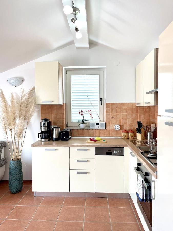 Apartment Lady Daniela Mit Meerblick In Lovran Εξωτερικό φωτογραφία