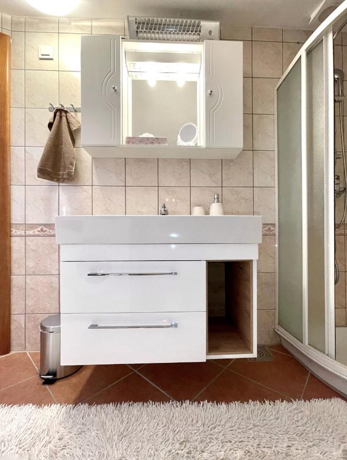 Apartment Lady Daniela Mit Meerblick In Lovran Εξωτερικό φωτογραφία